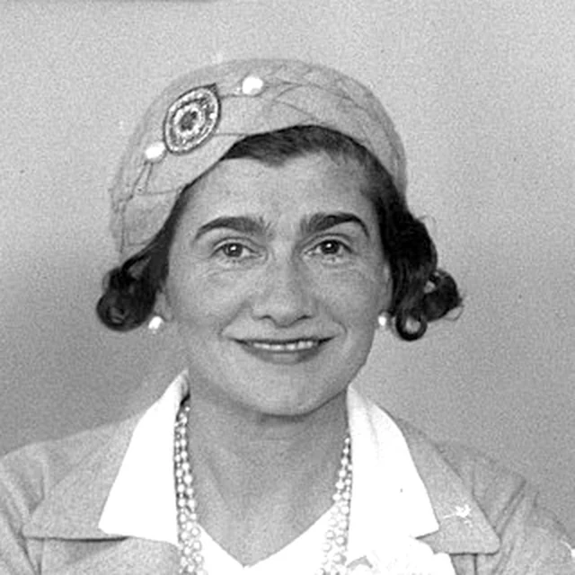 Коко Шанель в нитях жемчуга, 1931